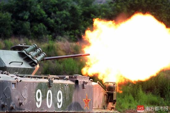 imagefile 中国伞兵战斗车开火瞬间。南都记者 陈伟斌 通讯员 方超 摄.jpg
