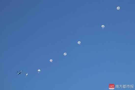imagefile 赛前,各国参赛队搭乘直升机进行跳伞训练。南都记者 陈伟斌 通讯员 戚勇强 摄.jpg