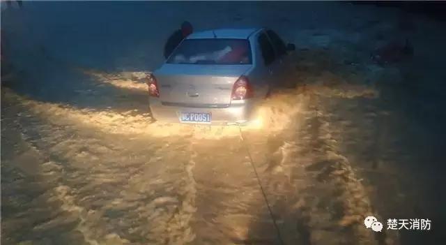 湖北十堰|暴雨引发内涝冲走轿车 消防紧急救出五人