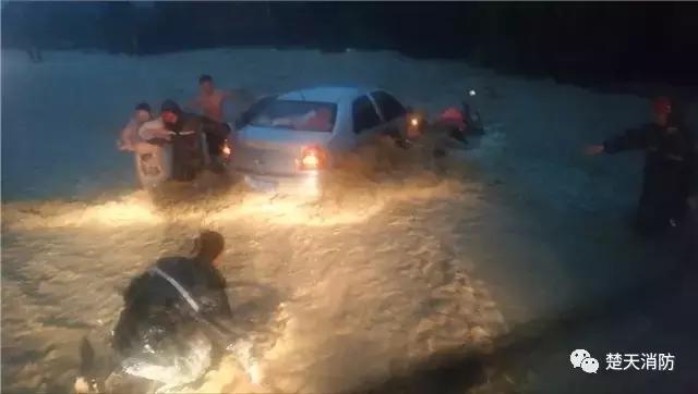 湖北十堰|暴雨引发内涝冲走轿车 消防紧急救出五人