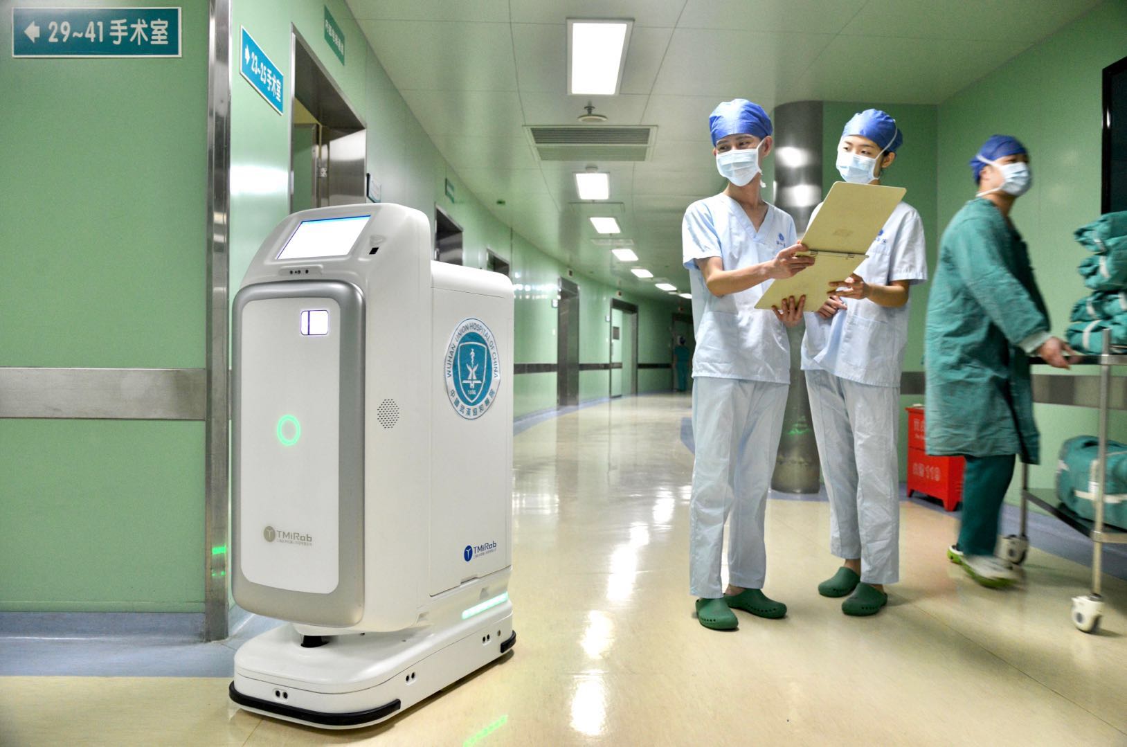 手术室迎来俏皮大白智能物流机器人成为医护人员好帮手
