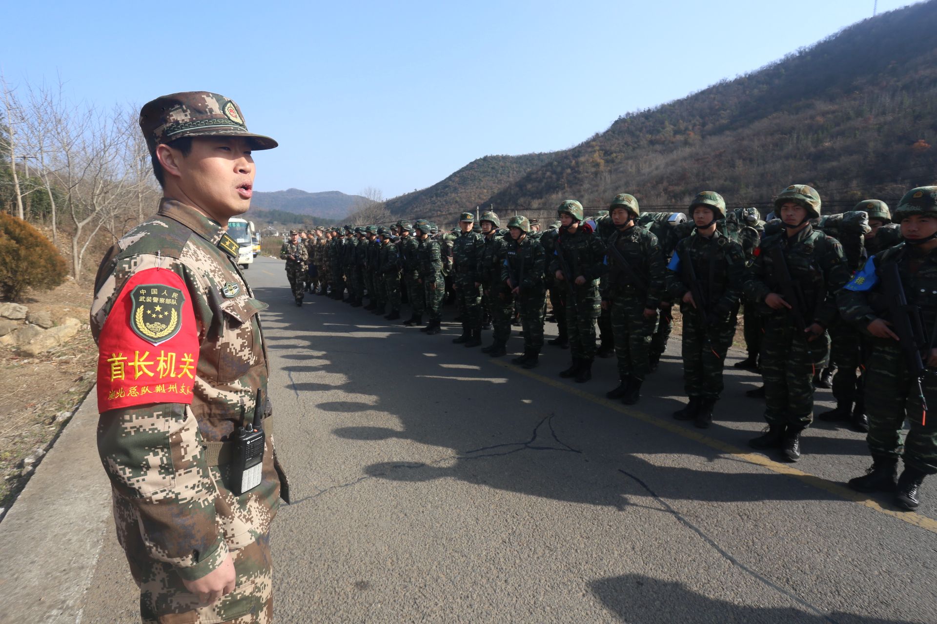 凌晨四时三十分,来自武警湖北省总队荆州支队,宜昌支队和恩施支队的1