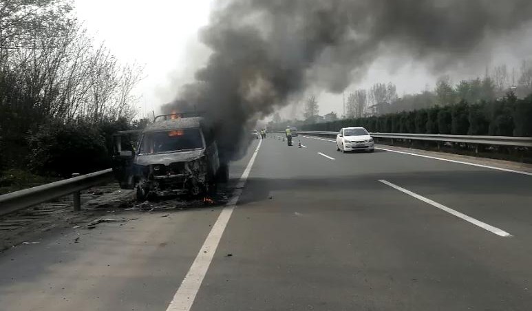 长江云报道2018年3月29日10点多,在二广高速公路襄阳段广二向1569km处