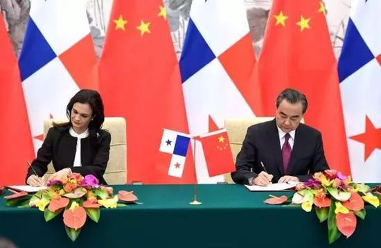 2017年6月13日,中国与巴拿马两国外长在北京签署联合公报,宣布建立大使级外交关系。
