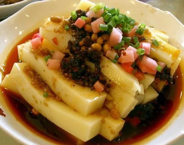 将酥花生,葱花,生抽,耗油等适合个人味口的不同佐料加入米豆腐,最重要