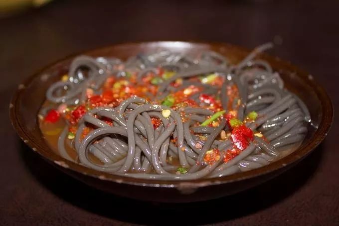 吃的时候,将凉粉汤倒入盛有蕨根粉丝的碗中,吃上一口,酸辣香爽,清凉