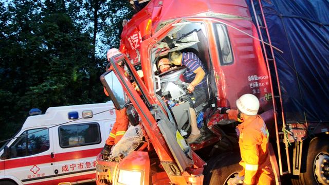 高速两货车追尾1人被困咸宁消防破拆营救