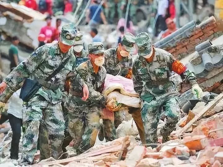 2008年汶川大地震纪实图片九寨沟地震的逆行者武警战士 张国全山崩