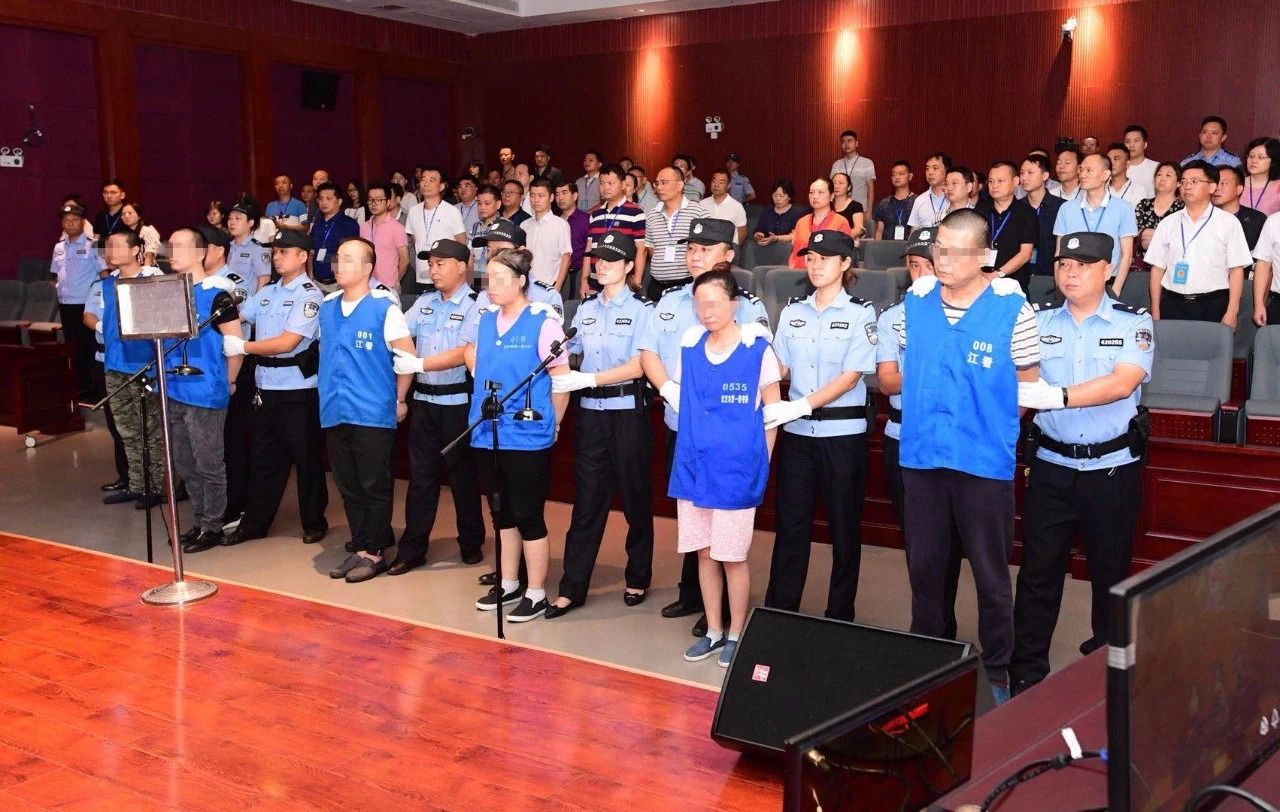 武汉扫黑除恶绝不手软!涉恶女罪犯当场落泪 这画面太震撼