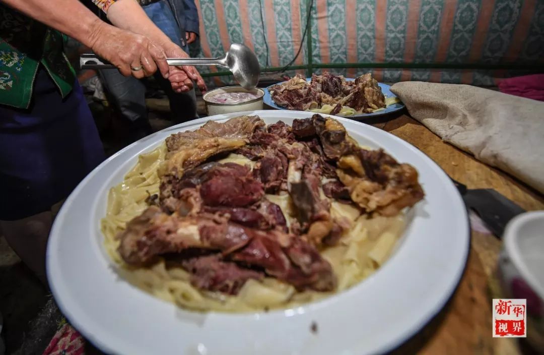 新华社记者王菲摄新疆柯尔克孜族美食——酥油卷饼