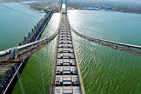 武汉造北方最大跨度悬索桥主跨钢梁架设完成