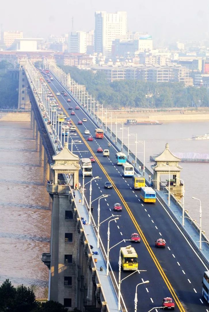 那长江大桥就是武汉人的根如果说长江是这座城市的魂,ta61岁了!