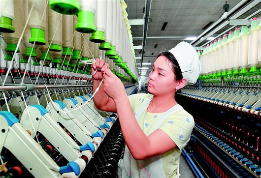 武汉90后纺织姑娘双手布满老茧不叫苦争当全国劳模