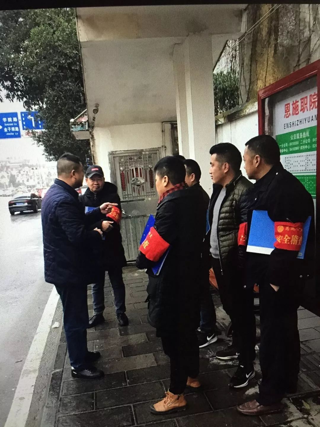 公交安全员团队公交安全员统一佩戴红袖章,在高峰期将采取定人定班的