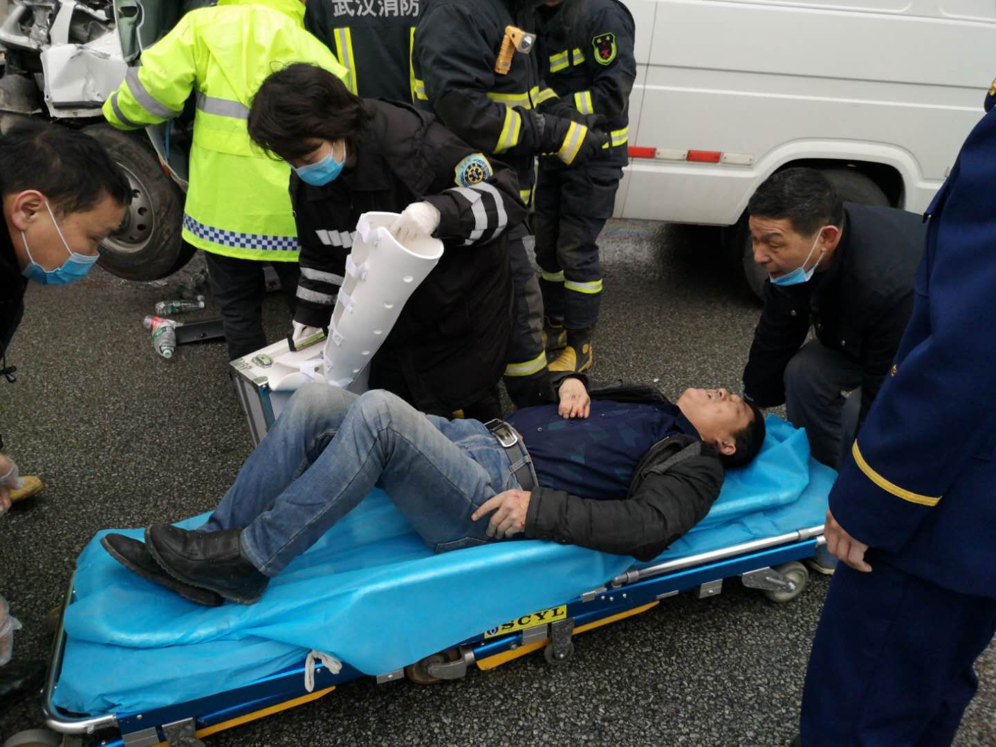 武汉关山立交三环线上发生车祸消防紧急救援被困司机成功获救