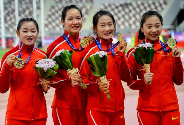 新华社发(尼库摄)↑图为(自左向右)中国选手梁小静,韦永丽,孔令微和