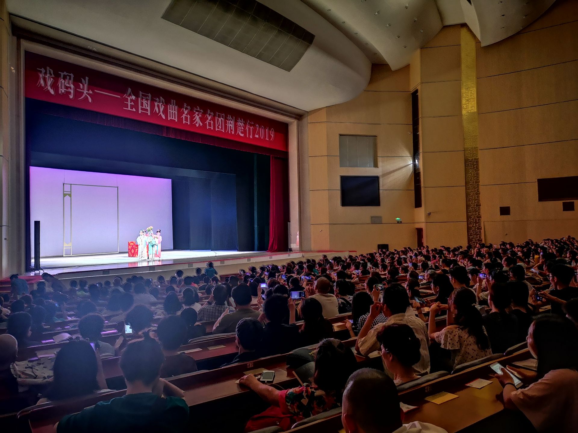 6月7号晚,昆曲《牡丹亭》在武汉洪山礼堂上演,拉开了又一轮"戏码头