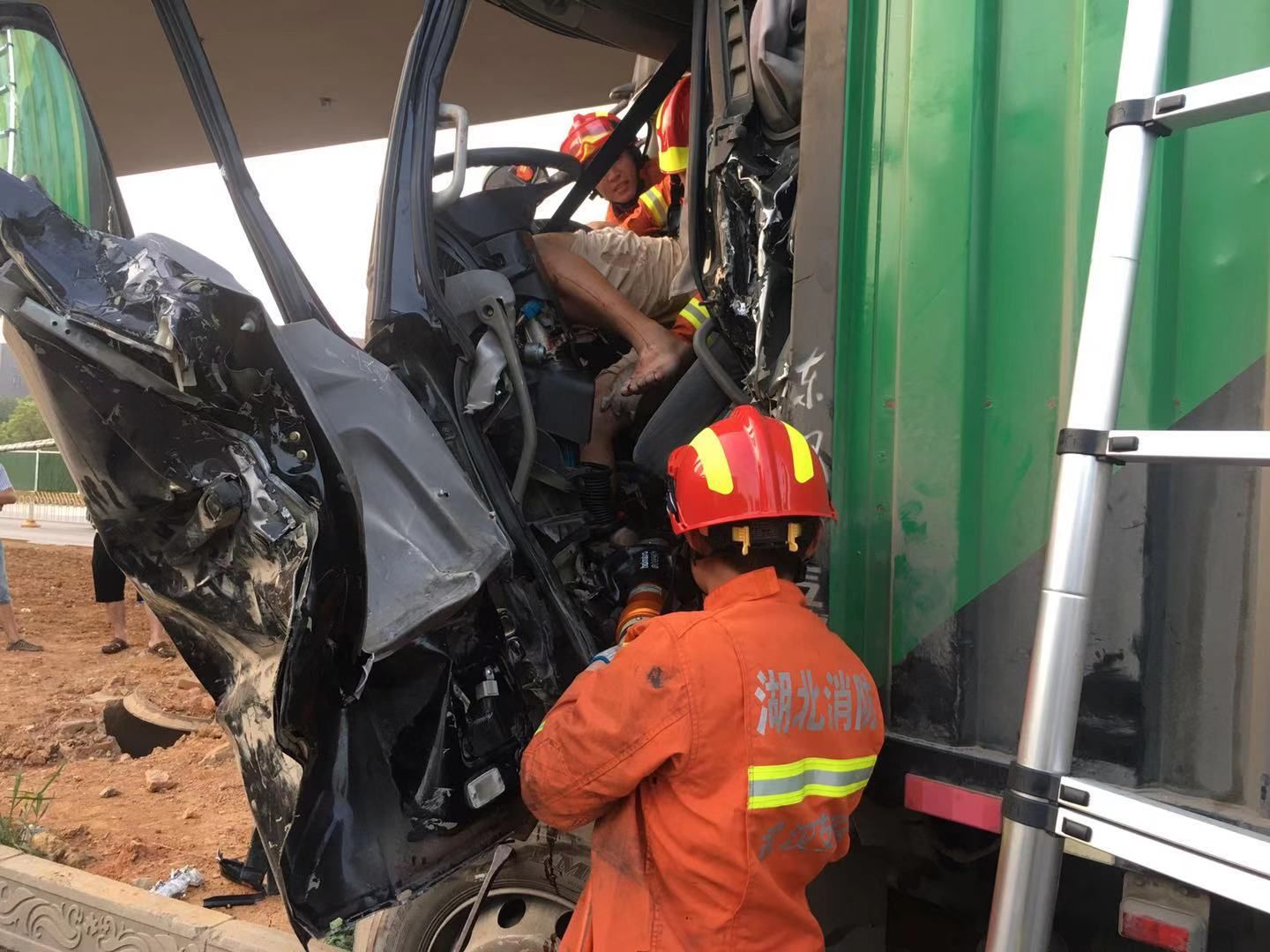 武汉市东湖高新区三环线光谷大道立交桥段发生一起交通事故,车有一人