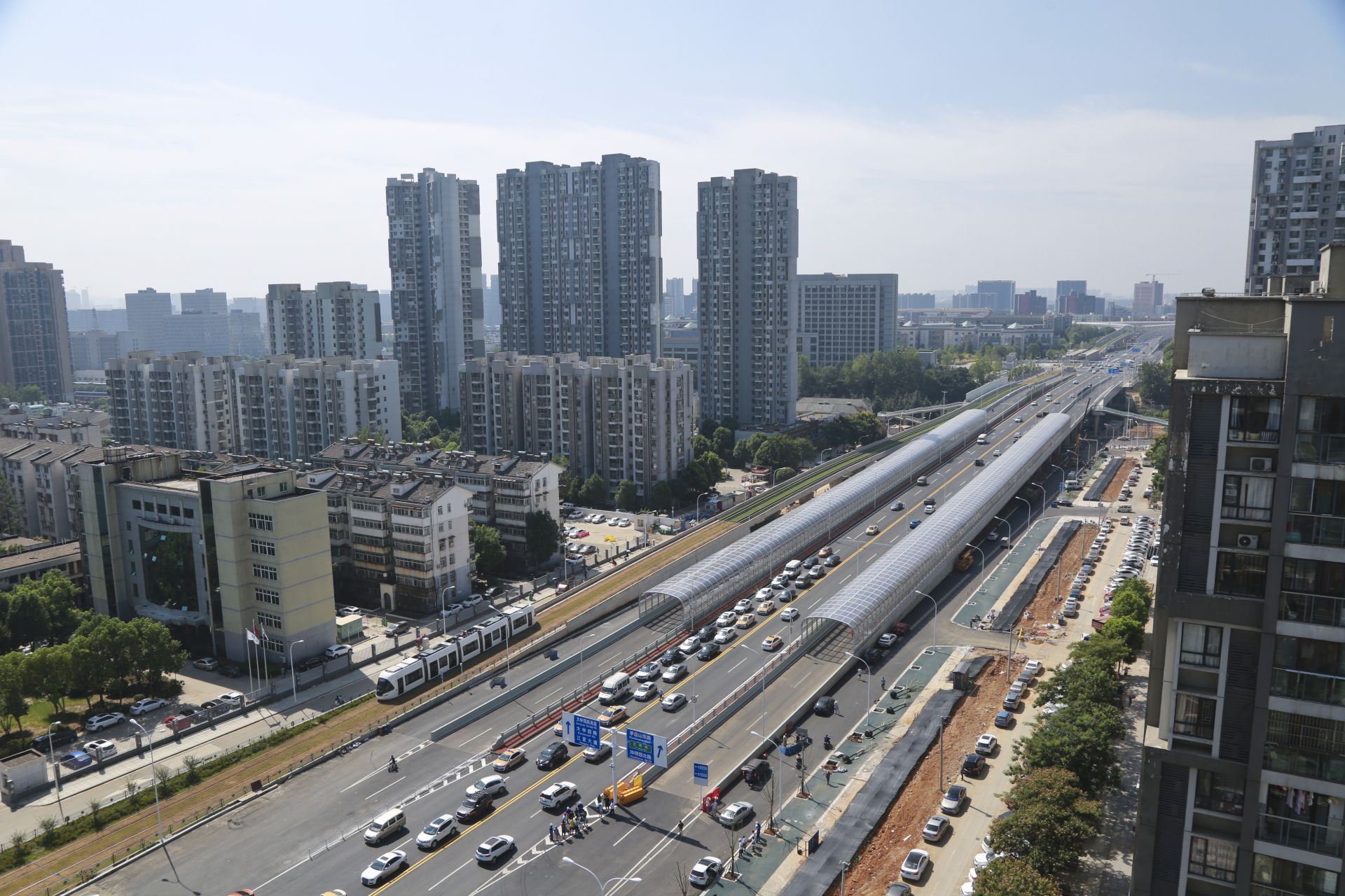 千亿大道打通交通瓶颈 武汉关山大道跨越南环铁路通道今天通车