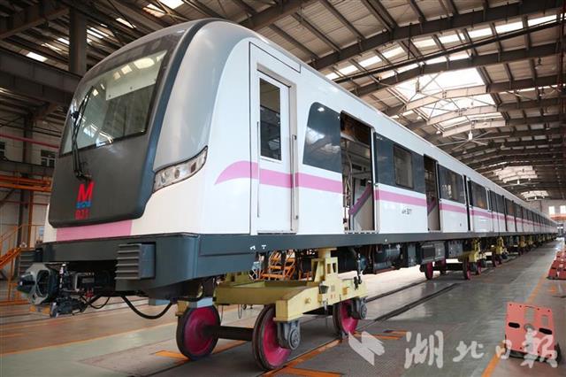 武汉地铁2号线首批33列车完成架修