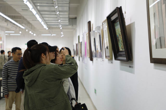 艺术体育融合之美 "艺·速"双展在武汉设计工程学院开幕