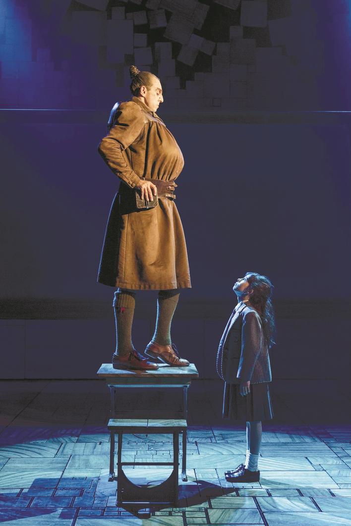 《玛蒂尔达》剧照如果一个孩子出生在无爱的家庭,又被送进一所校长