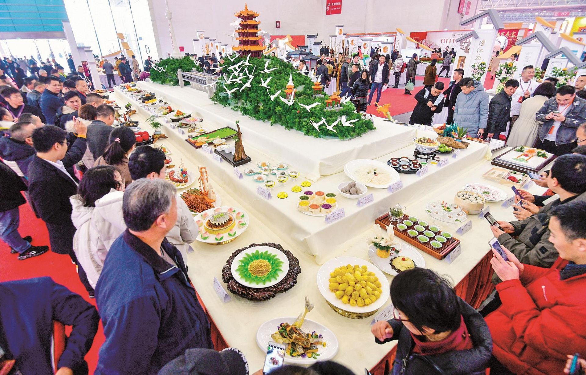 中国食博会在武汉国博喷香开幕  2万种美食齐聚 5万余市民淘货
