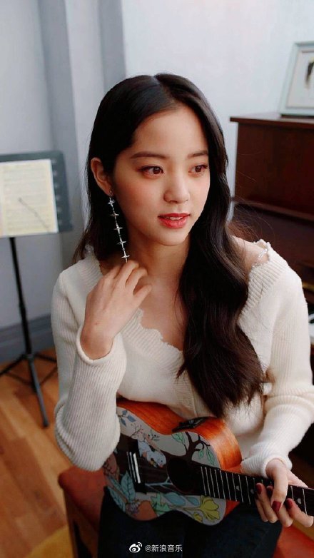 欧阳娜娜弹唱尤克里里 穿深v白毛衣戴流星耳坠超甜美