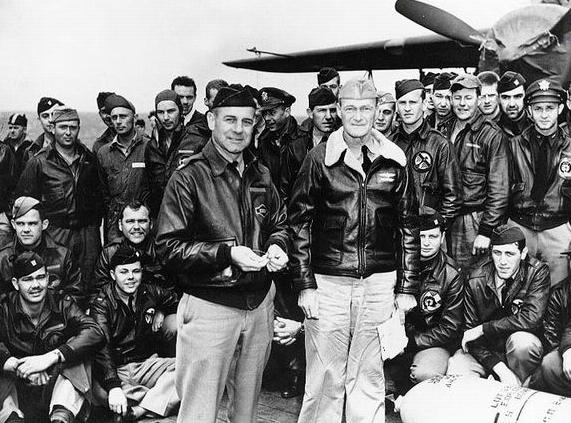 轰炸东京后美军飞行员迫降中国农田讲中文:我是在天上打日本的