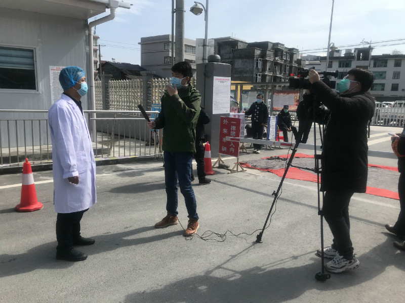3月2号 ,天津电视台两名记者来鹤峰县,拍摄天津医疗专家助力鹤峰抗疫