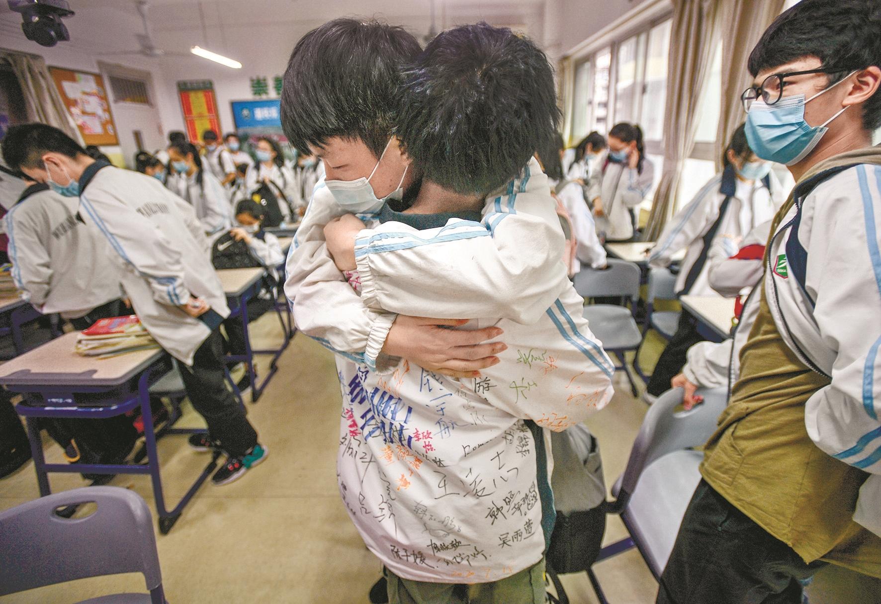 武汉六中上智中学,拥抱,毕业后我们依旧是兄弟湖北华一寄宿学校