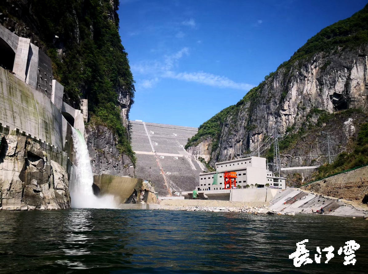 湖北在建最大水电工程江坪河电站首台(1号)机组投产发电