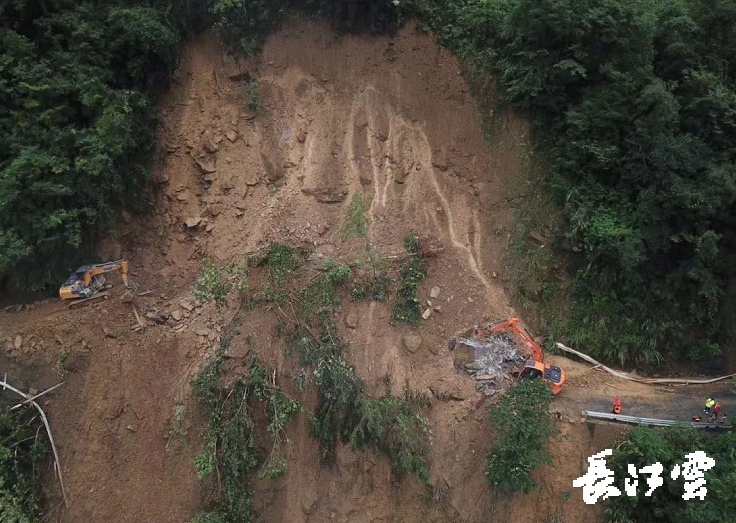 7月19日,位于宜昌五峰境内的364省道五巴公路张家湾处,发生山体滑坡