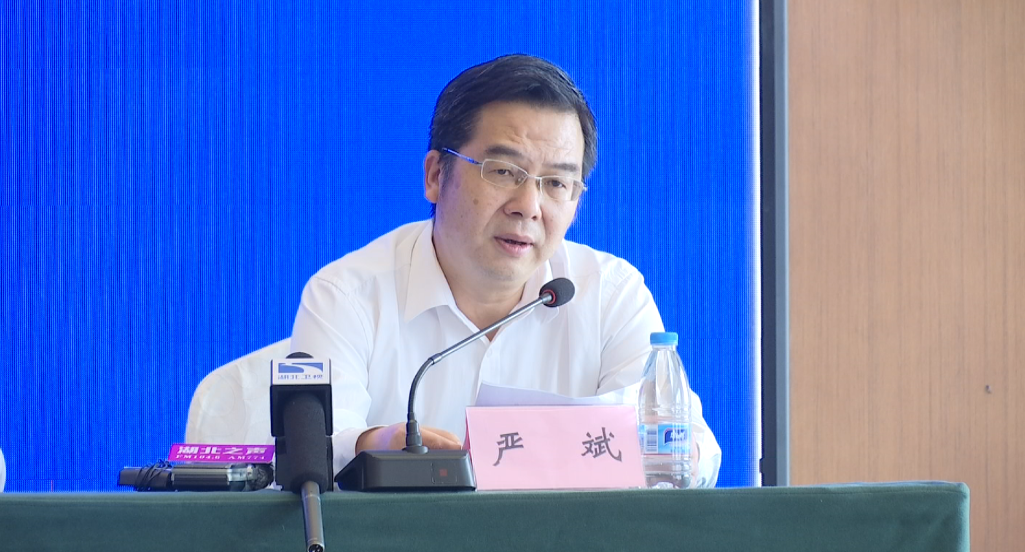 恩施州教育局党组书记严斌通报了恩施城区校园供水保障及中考保障情况