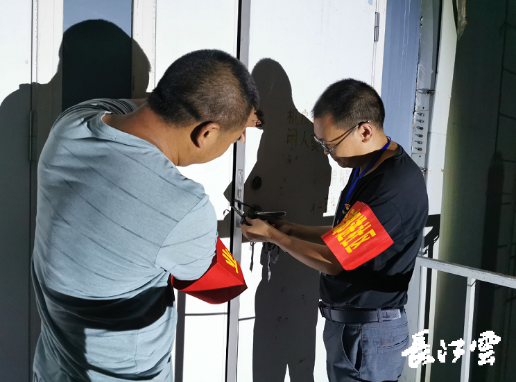 社区里来了尖刀班 红袖章成流动风景 义务巡逻队扫楼"扫出"小区新风尚