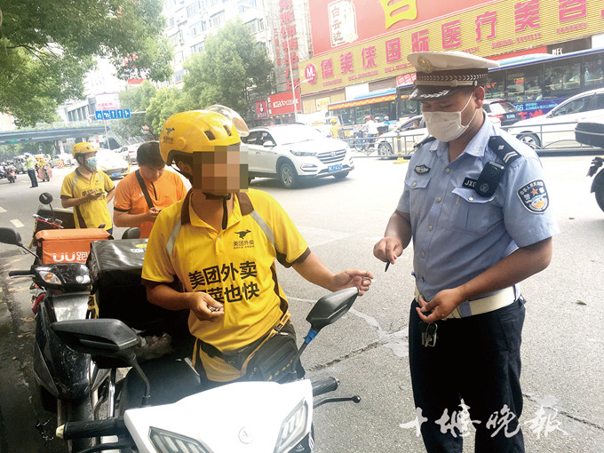 交警开展外卖骑手不文明行为专项整治 1小时查处7名外卖小哥