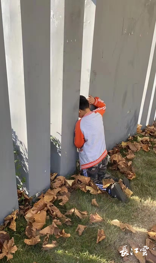 抄近路,7岁熊孩子头部被卡在墙缝中 民警与消防队员紧急合力施救