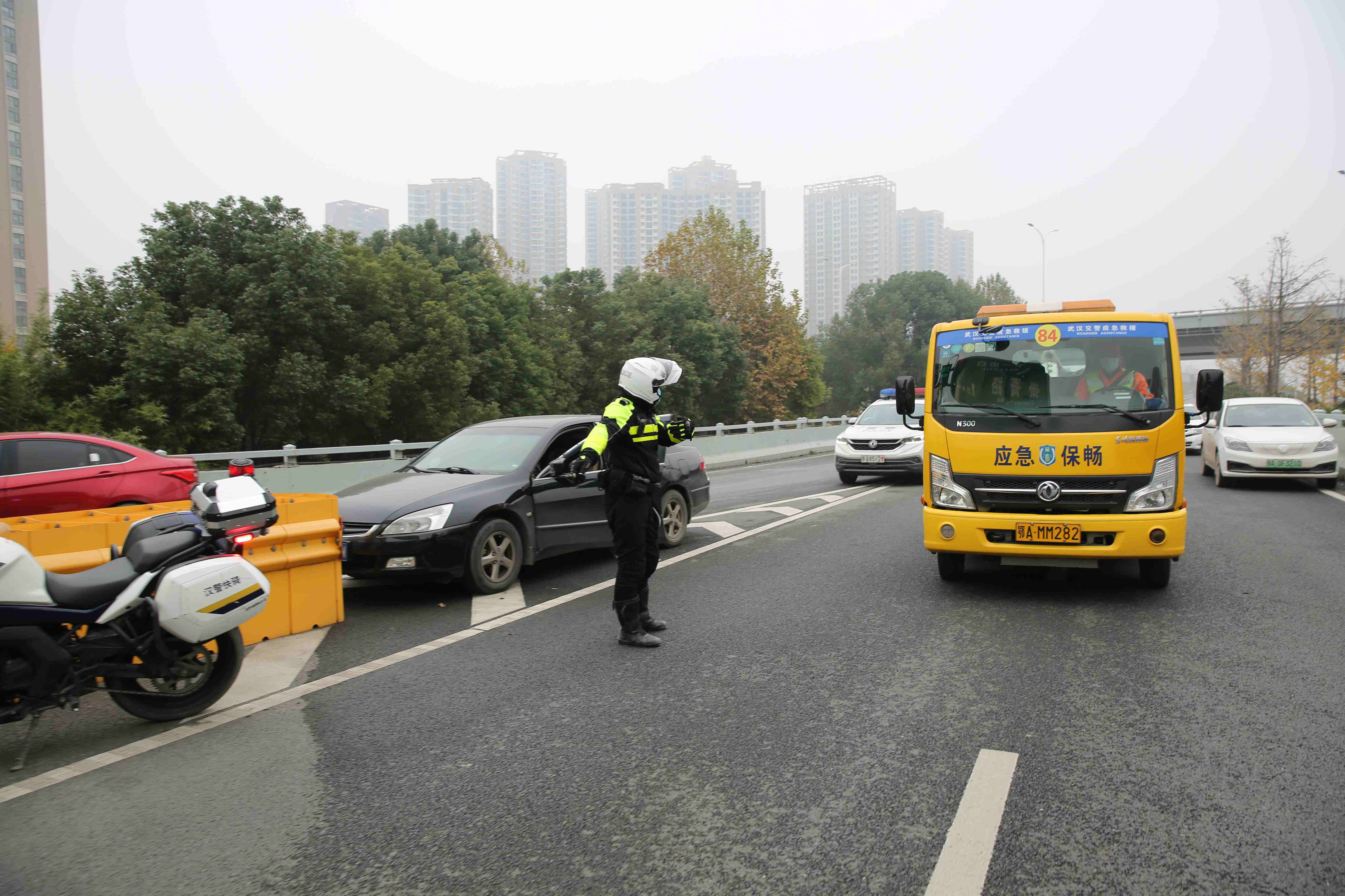 江汉交警联合多部门开展冬季道路交通事故应急救援实战演练