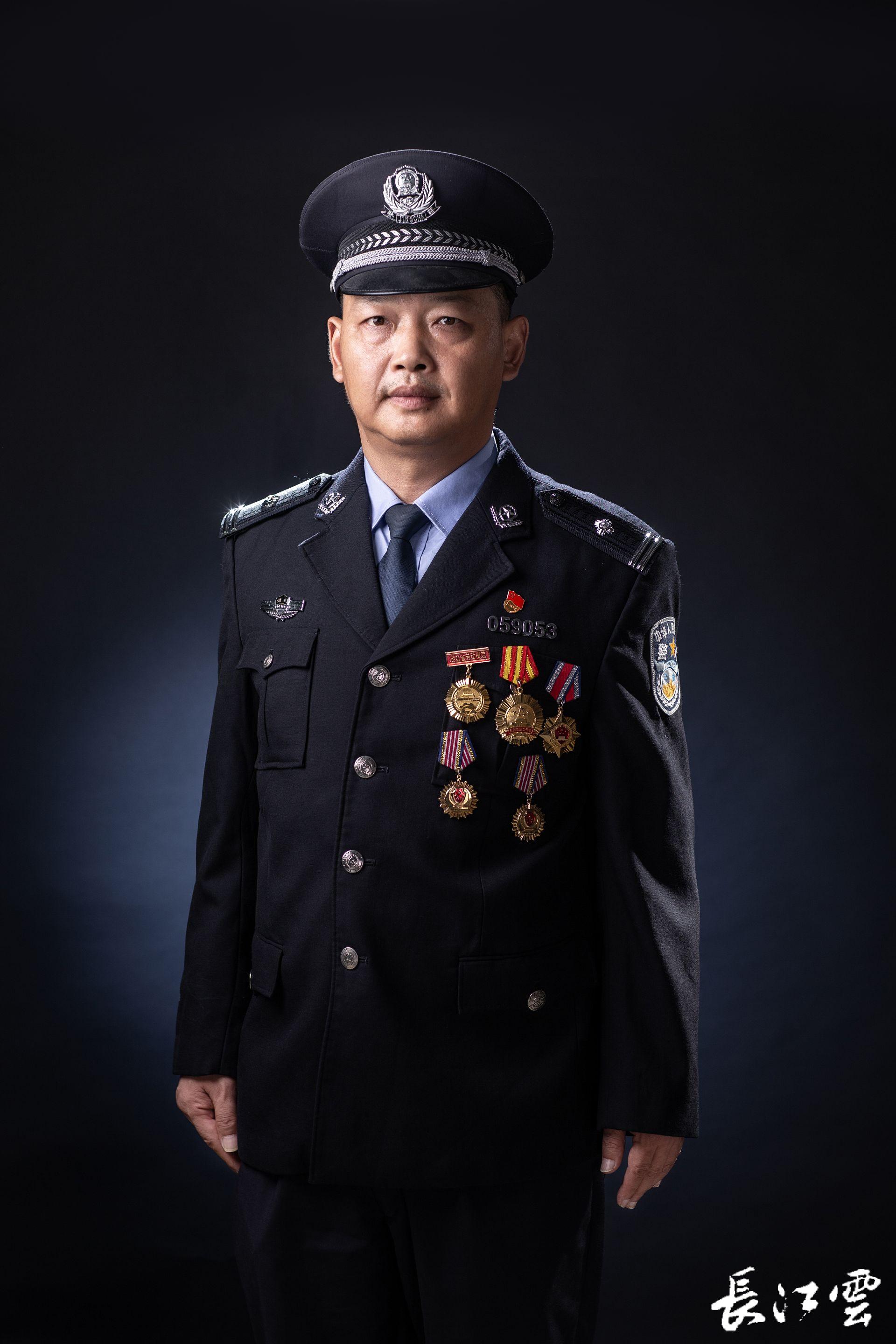 身中九刀擒凶犯!宜昌"挡刀哥"王劲松获评全国公安系统二级英模