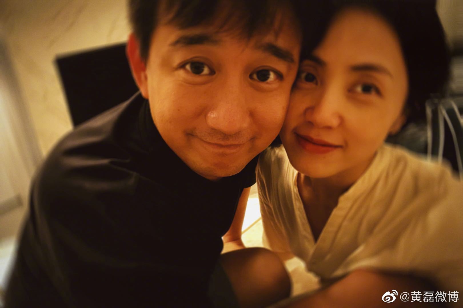 黄磊晒与孙莉合照庆祝结婚17周年