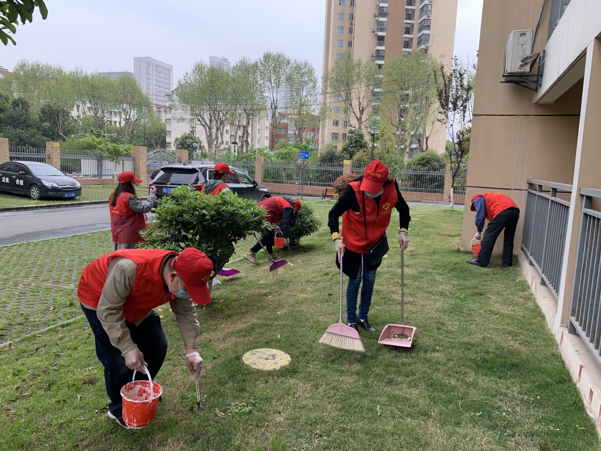 志愿者们在新沟桥街道公管办主任刘大同带领下,身穿红色马甲,精神抖擞