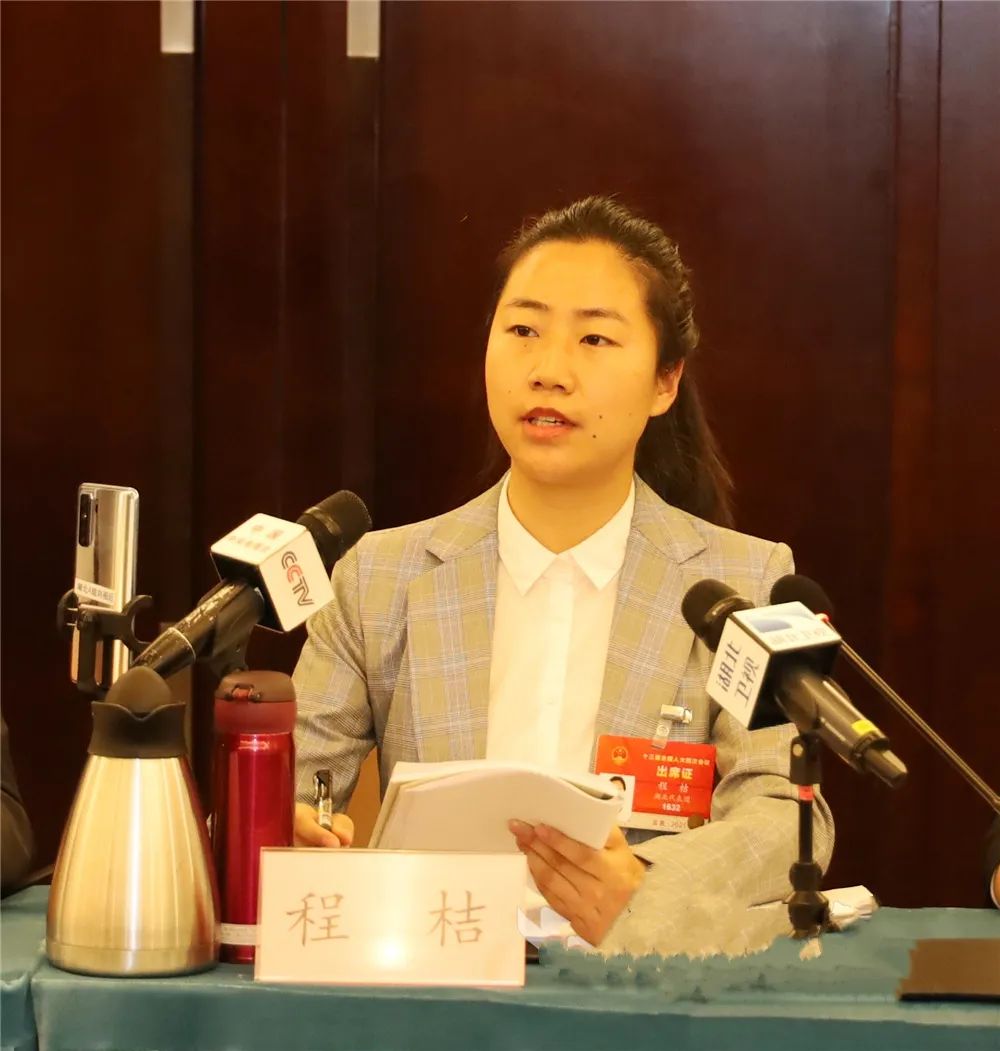 "3月10日,全国人大代表,崇阳县白霓镇大市村党支部书记程桔接受采访时