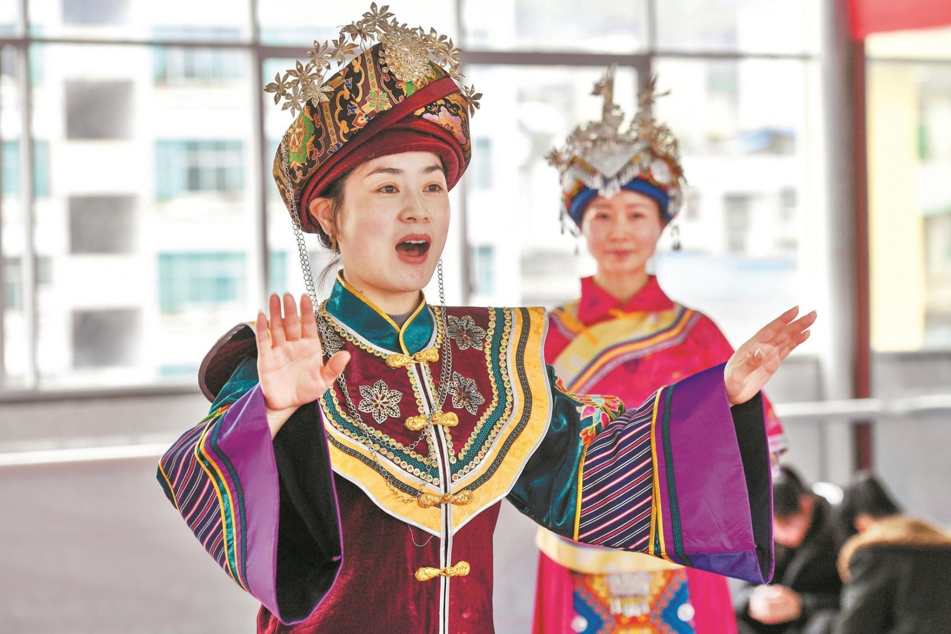 后浪翻滚,剧团小演员们苦练基本功手舞足蹈,土司城