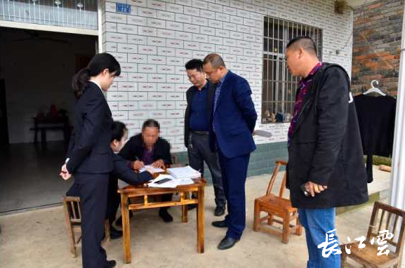 4月26日,湖北省大冶市人民检察院第一检察部检察官来到茗山乡一农户