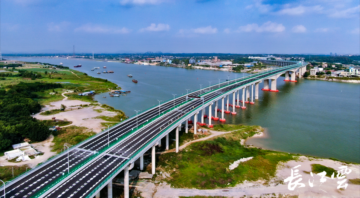 广佛肇高速公路起于广州市凤凰山隧道起点,经广州市黄埔区,天河区