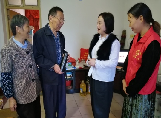 忙里忙外,她就是社区居民李阿姨提到的"刘书记"——汉南区人大代表