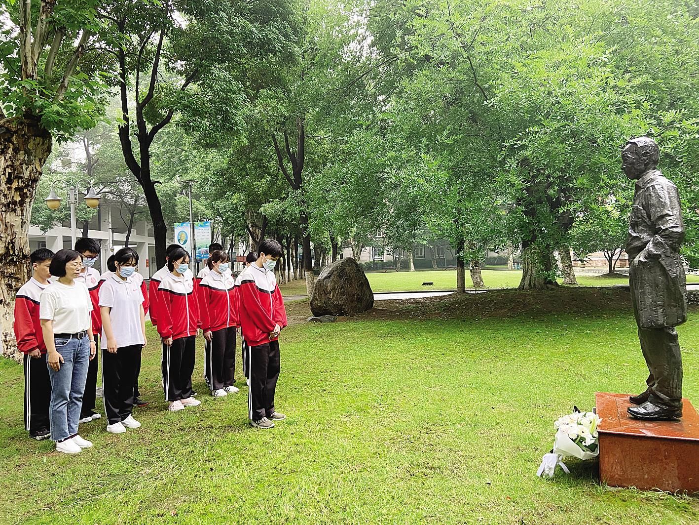 武汉市民自发前往袁隆平母校武汉四中悼念
