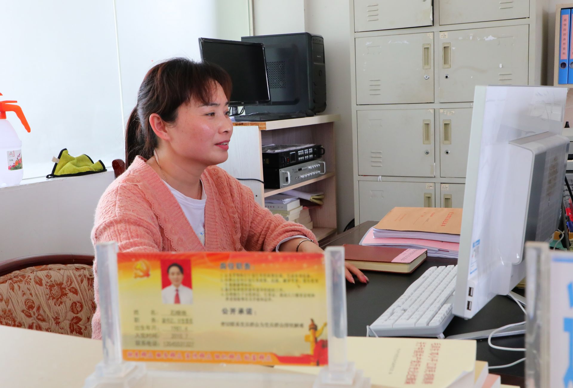 系列报道"我是支部书记": 《退休不褪志,誓拔穷根兴乡梓》