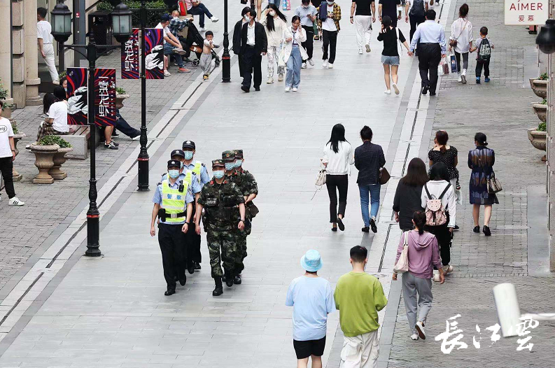 近日,洪山公安分局街道口警务站多次接到有人骑电动车在副食店以买烟