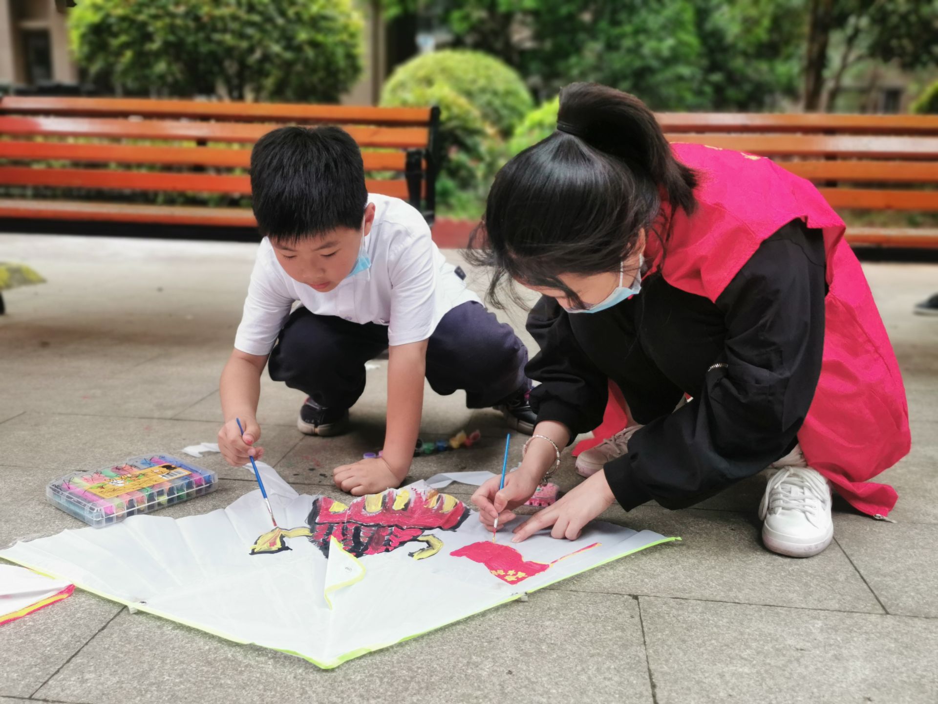 市洪山区卓刀泉街保利拉菲社区开展"手绘五彩风筝 庆祝建党百年"活动